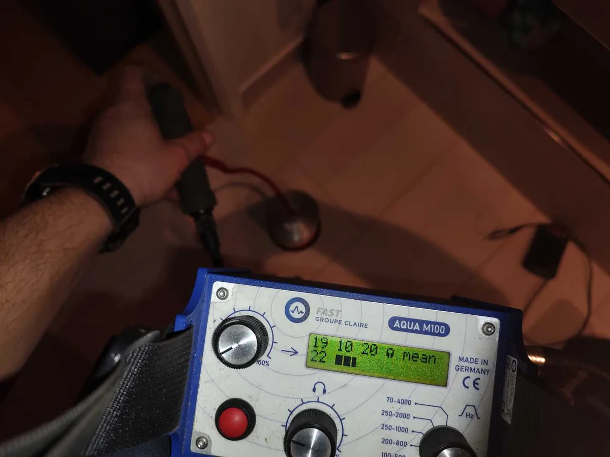 acoustic leak detection amplifier displaying signal reading during investigation — during leak detection