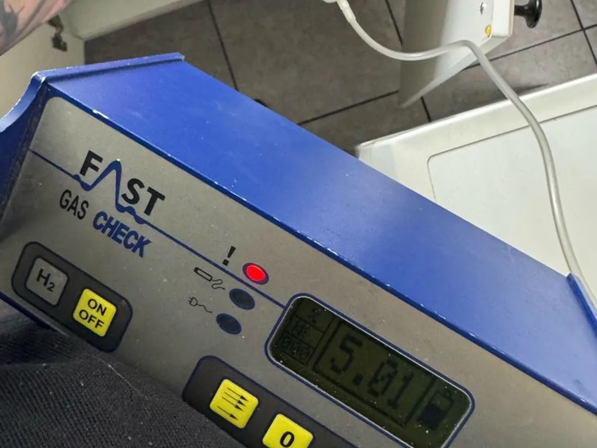 tracer gas detector unit showing reading of 5.01 during leak detection survey