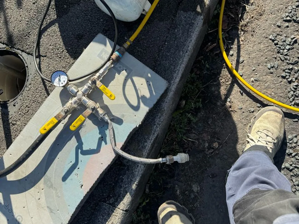 pressure gauge and valve manifold connected at external stopcock during leak detection