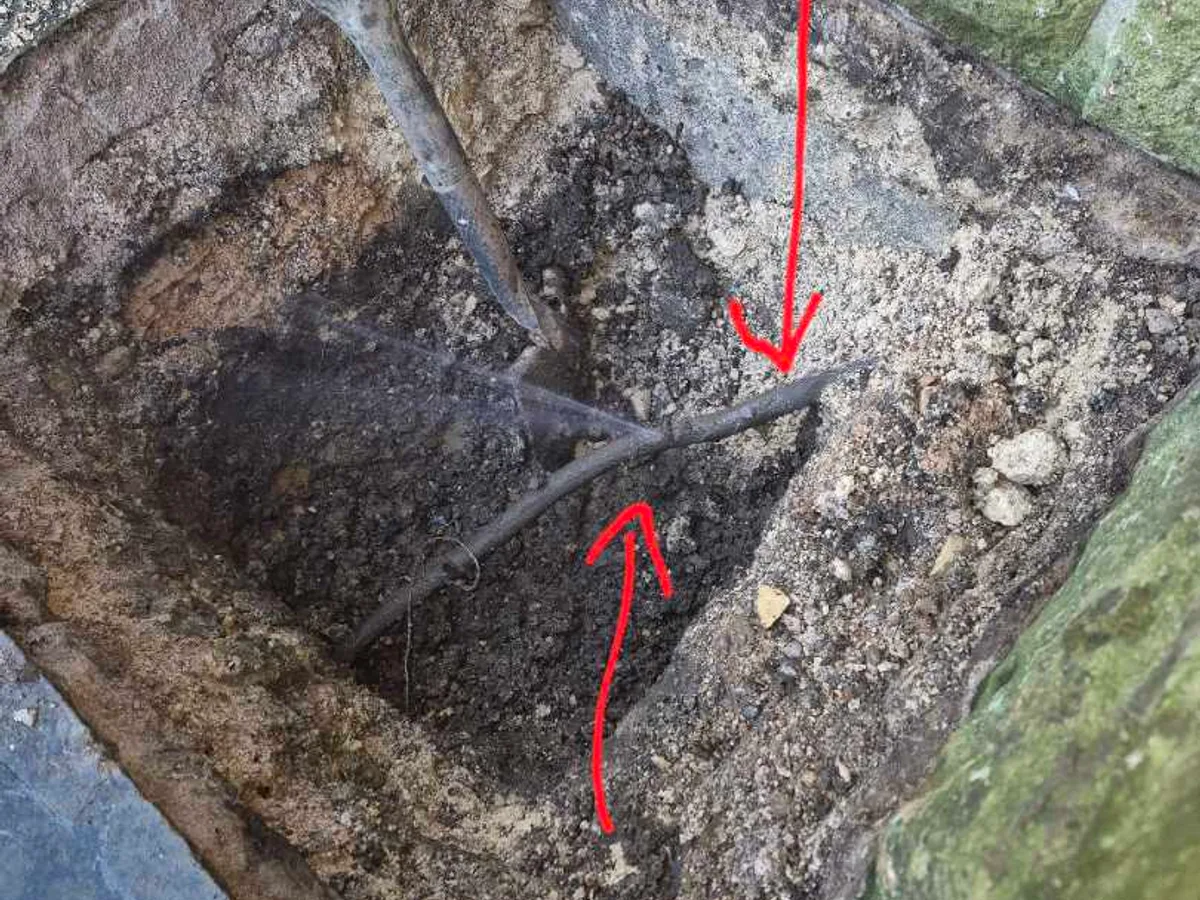 fault identified at deteriorated lead water mains pipe exposed in excavation pit — leak located at