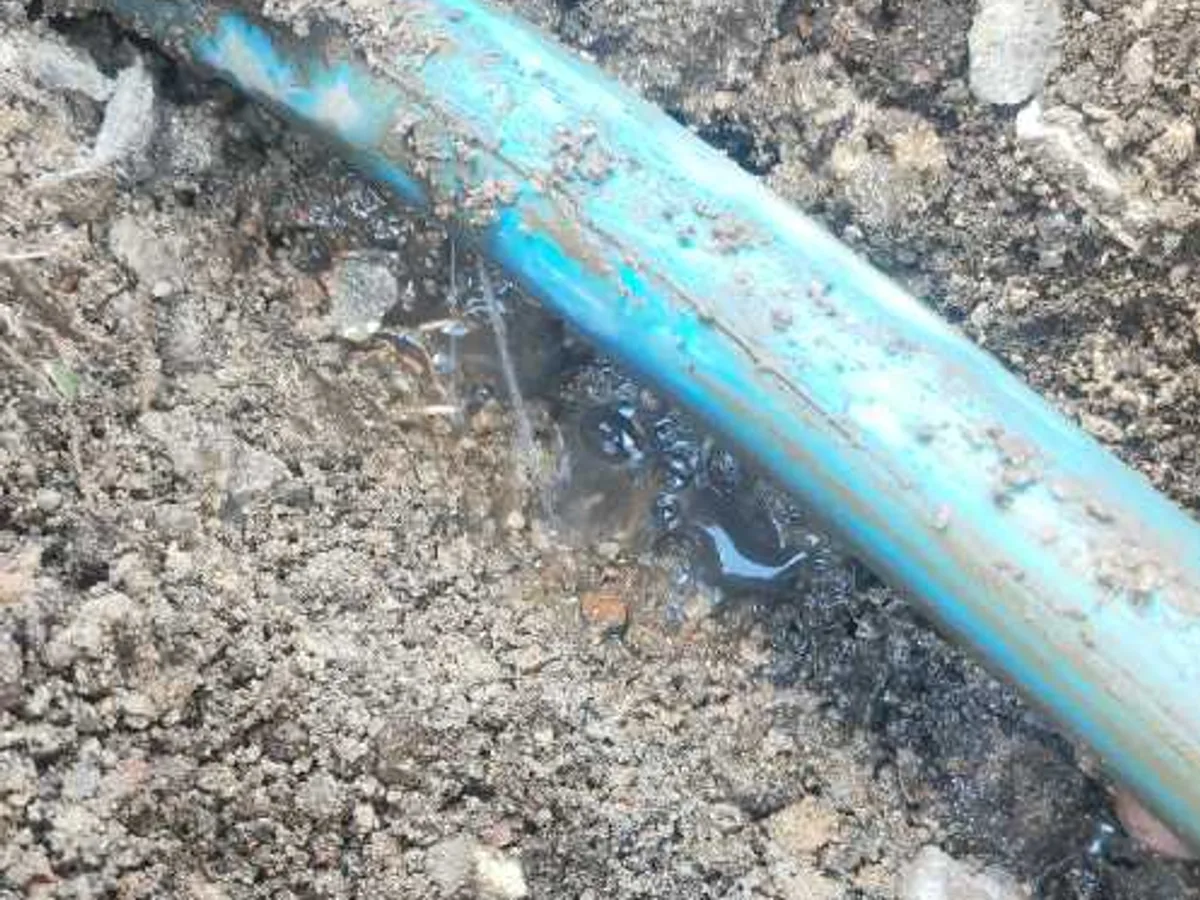 leak located at cracked 25mm MDPE supply pipe exposed beneath driveway