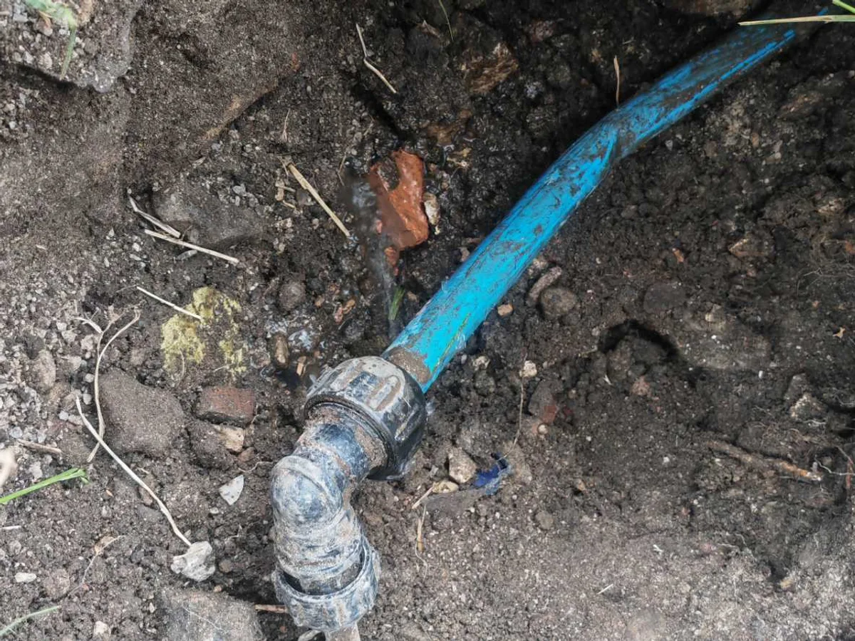 leak located at 25mm MDPE to 15mm copper transition fitting exposed in trial excavation