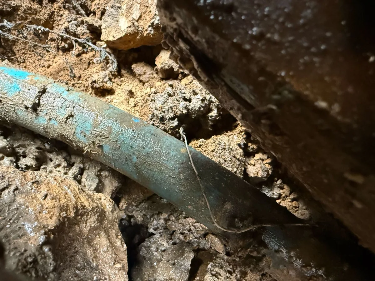 leak located on degraded 25mm blue MDPE mains pipe buried beneath patio — leak located at