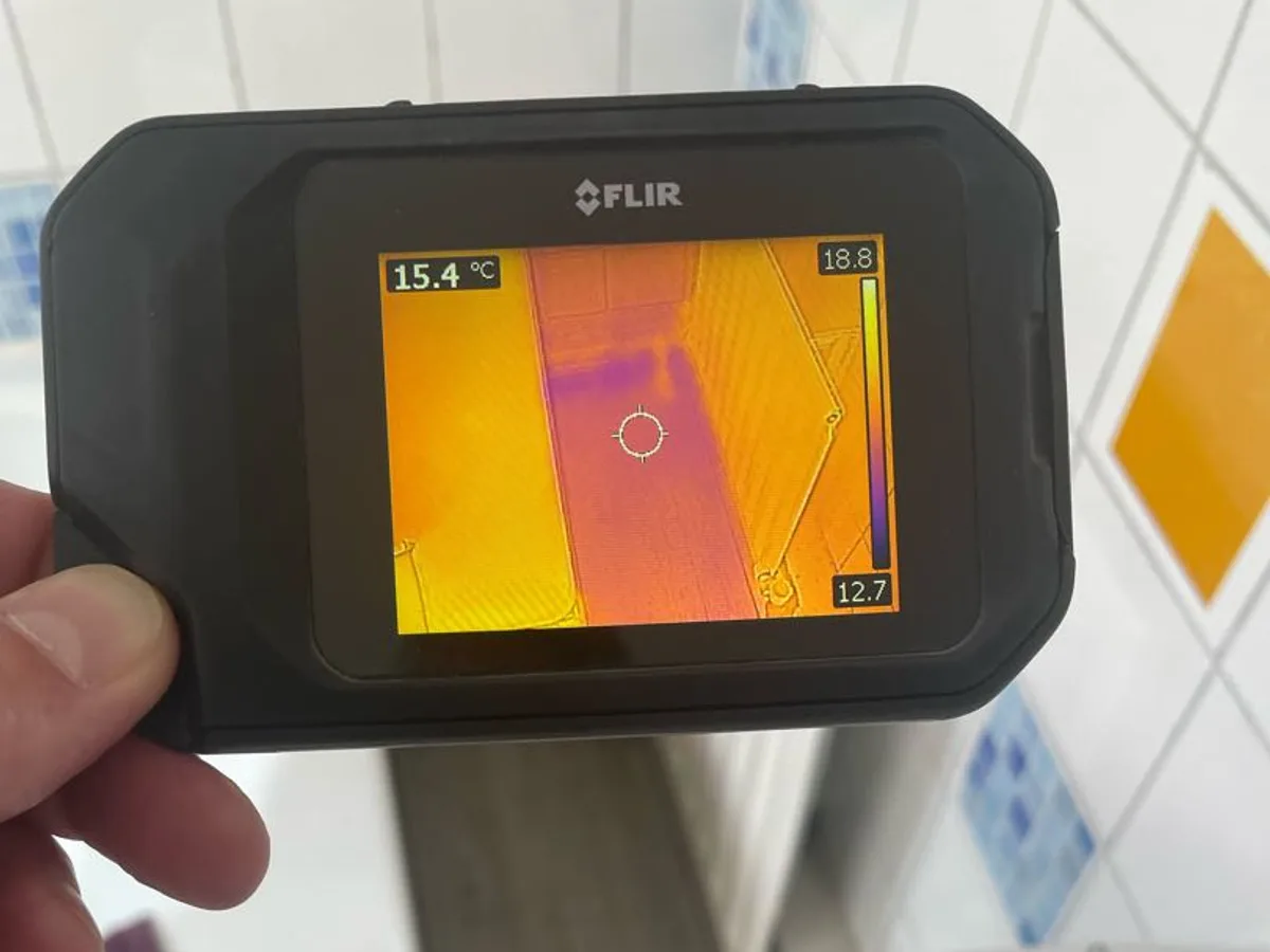 thermal imaging camera screen showing pipe trace in bathroom during leak detection